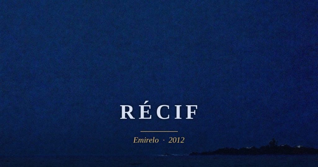 Récif — Emirelo, 2012. Dans la morte impatience La fuite révolutionnaire Et le trouvère sans mémoire. Dans l'oubli bleu Le masque d'un trou au ventre Et le triste empire. Dans un précipité d'extase Les rejets de l'autre Et les vagues impures.
