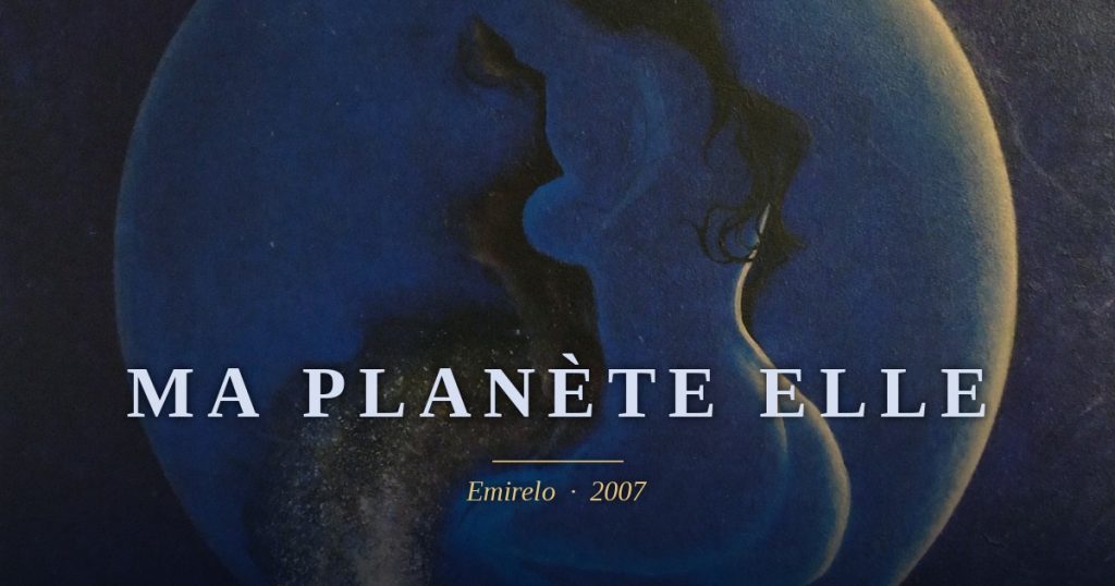Ma planète Elle — Emirelo (2007) Sur le chemin d'air une porte de nuages. A l'orée de la soif, je m'approche enfin. De ce coeur aux lèvres de fleurs endormies, l'amour à l'horizon a déposé un pétale. La rosée, crime nécessaire fuite au travers du ciel de mes doigts à cran en manque de manque. J'étouffe encore de tristesse le temps figé se moque, à l'extérieur. Mais Vénus reste une femme sublime par la magie de tes cheveux noirs.