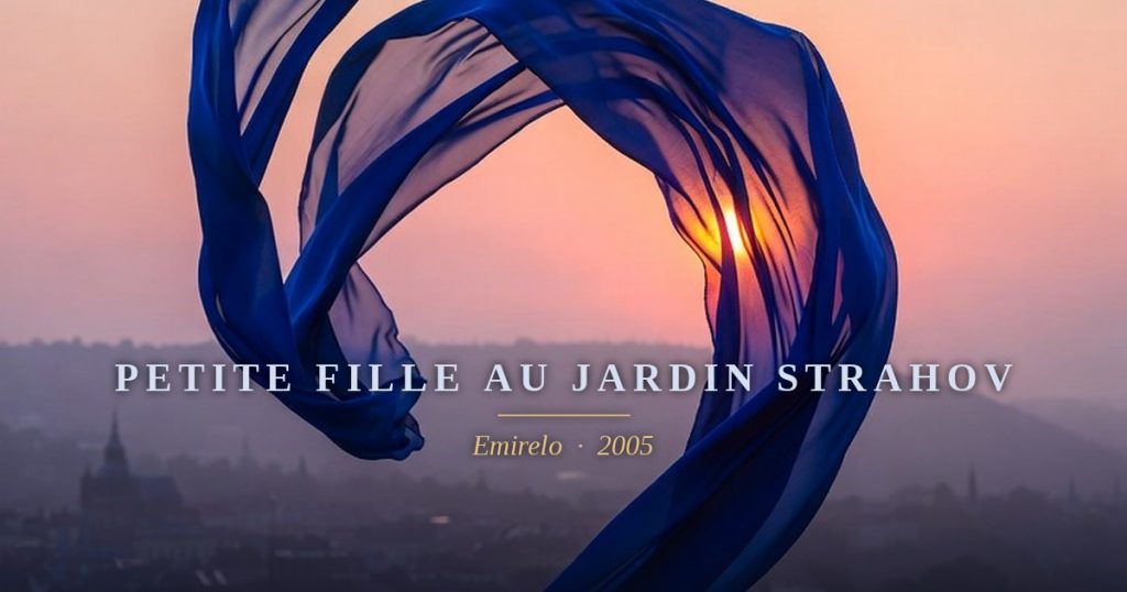 Petite fille au jardin Strahov — Emirelo (2005). Les arbres bercent / En écho les clochers. / Un nostalgique réveil / Carillonnent à nos lèvres, / La douceur du vent / Le frisson d'un instant / Le miel des oiseaux. // Au loin, l'eau frissonnante / Dessine les toits / Des tons pastels de son regard. // Sous le ruban bleu, / La fillette fleurie parfume la vie. — Prague 2004