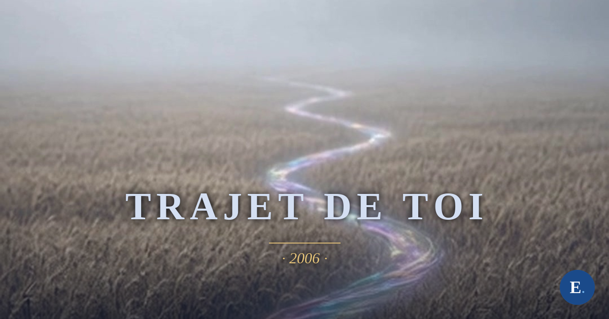 Carte-titre : « Trajet de toi », Emirelo, 2006. Un ruban de lumiere irisee serpente dans un champ de bles cendres et s'efface dans une brume gris-bleu. Logo E. en bas a droite.