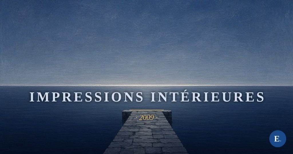 Impressions intérieures — Emirelo, 2009. Carte-titre sur fond bleu : un quai, une voile repliée, une ligne de lumière à l’horizon. Je tire un trait sur l’horizon. Il faut savoir crever les astres pour ne pas crever. S’accrocher à la peau ivre. Sans ses voiles nous restons à quai. Celui de nulle part, celui des sirènes mortes d’avoir trop attendu. Je me retourne sur l’avenir, pour fuir le présent. Les images d’une tranche de vie malsaine, ou se cache pourtant la pureté. Seul mes yeux poètes semblent la voir. A se rendre aveugle. Je reste pourtant l’étranger, celui sans billet pour l’osmose. Je note les plis de mes sens. Ce cœur qui s’est brisé sous les mots invisibles est un leurre, je suis un survivant. Au dessus des montagnes, je ne peux aller pour nous voir pourtant j’en aurai tant besoin. De leurs arcs en ciel, nous sommes nés. Alors vacillent tes phrases pour en faire un regard neuf, celui de toujours, tant désiré. Puise en toi et retrouve la verve bleue de ton âme. De ton corps d’infini, reconquiert la vie et écrit là, à la lumière d’un sang vif. A te mordre, pain de ma vie / Sur le lit, nous sommes l’unique repas. / Laissons nous guider vers la consumation bleue / Il restera l’éternité du vent pour le voyage…