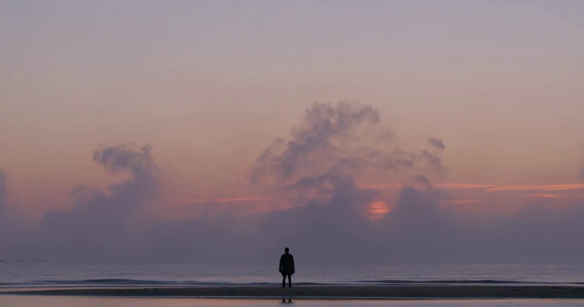 Silhouette au bord de l'eau, le rose se fond dans le bleu - fond du petit mot bilingue Coucher de soleil