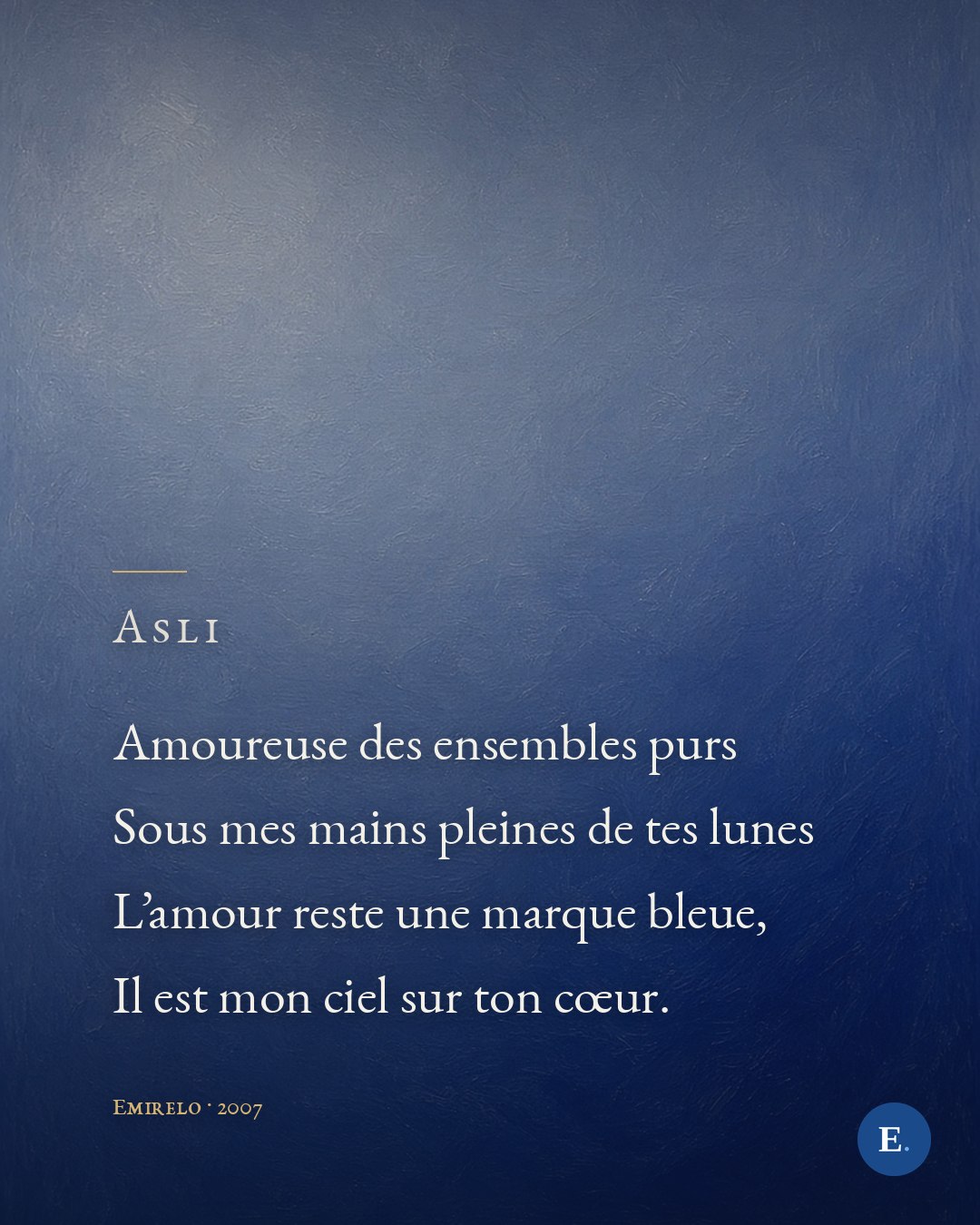 Carte : le quatrain gravé en ivoire sur le fond peint gris-bleu des acrostiches, vers ferrés à gauche sous le titre « Asli » et son filet doré ; signature « Emirelo · 2007 » en bas à gauche, logo E. en bas à droite.