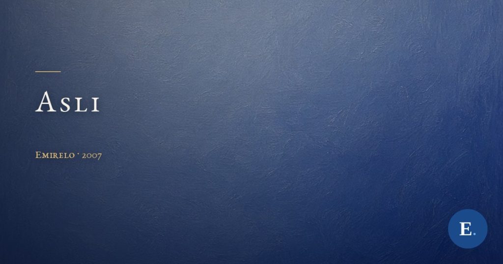 Carte-titre : sur un fond peint gris-bleu qui s’assombrit vers le cobalt, le mot « Asli » en capitales ivoire espacées, posé à gauche sous un court filet doré ; en dessous, la signature « Emirelo · 2007 ». Logo E. en bas à droite.