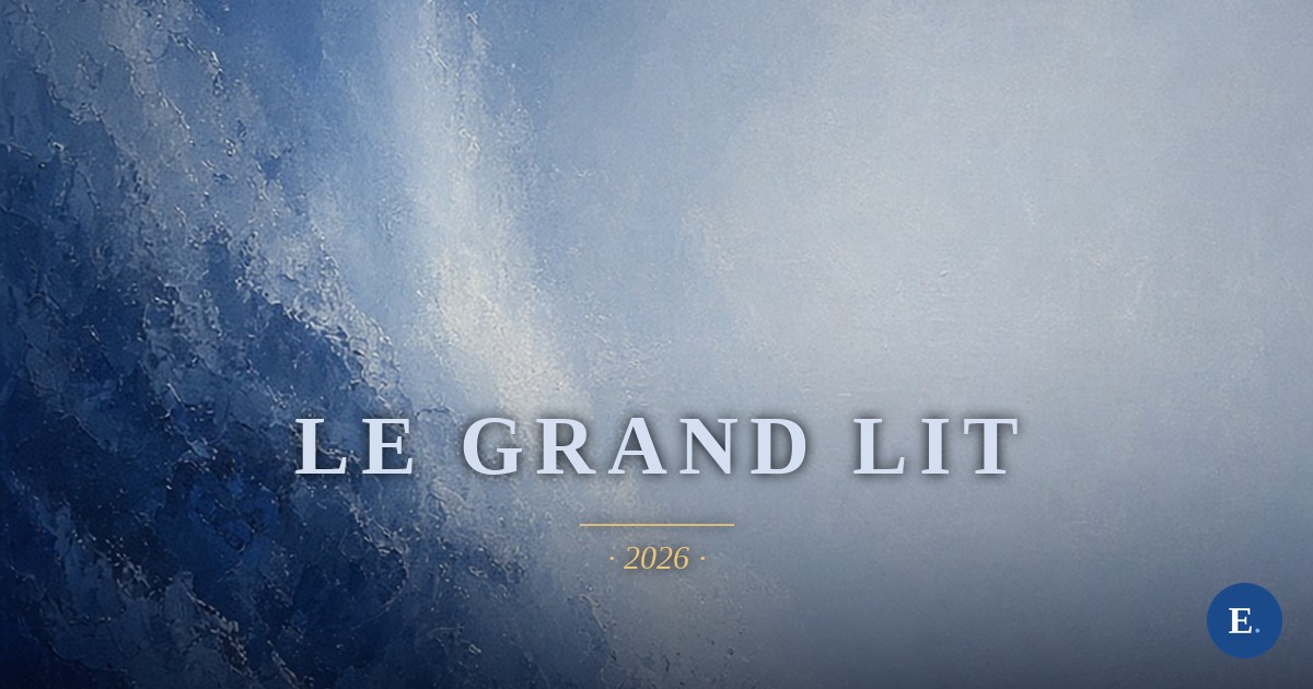 Carte-titre Emirelo : un nuage d’outremer profond travaille en pleine matiere occupe la gauche du cadre et s’ouvre vers la droite sur une clarte gris-bleu, comme une trouee de ciel. Au centre, en lettres claires, le titre Le grand lit, un filet dore, et l’annee 2026. Logo E. en bas a droite.