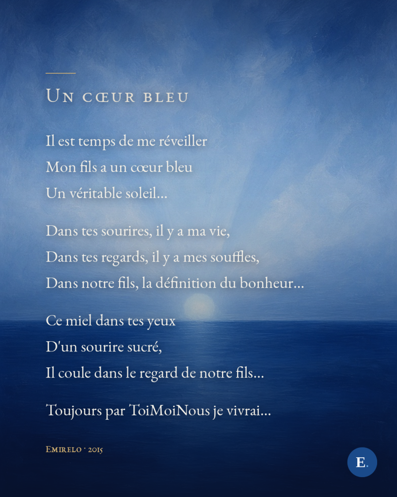 Carte du poème Un cœur bleu d’Emirelo, le texte entier en blanc sur une aube bleue où un soleil pâle se lève sur la mer.