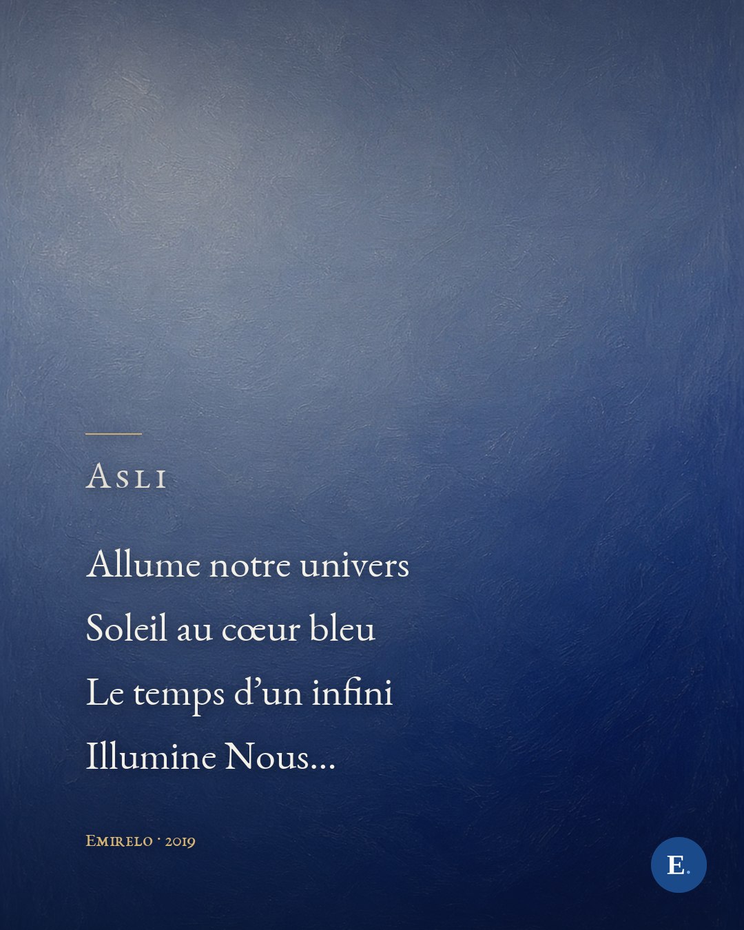 Carte verticale bleu nuit, même fond peint sans motif. Le titre « Asli » en petites capitales, puis les quatre vers du poème ferrés à gauche en colonne — leurs initiales forment le prénom A-S-L-I — encre claire, signature « Emirelo · 2019 » et logo E. en bas à droite.