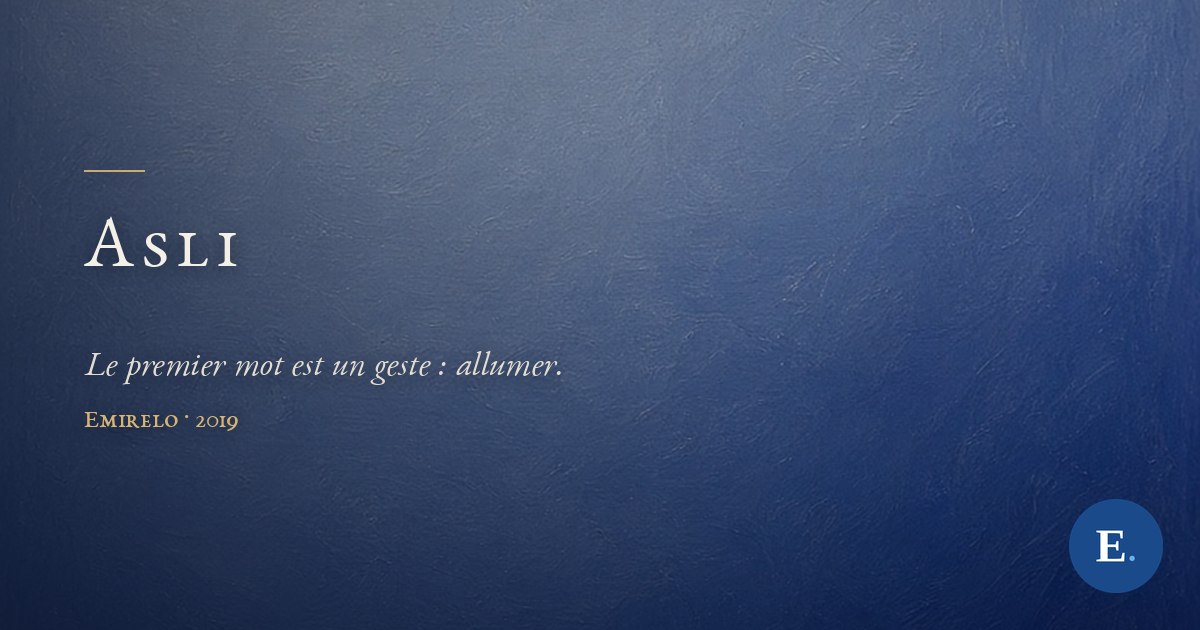 Carte titre bleu outremer sur fond peint sans motif : le titre « Asli » en petites capitales claires à gauche, sous un court filet doré, l'accroche « Le premier mot est un geste : allumer. » en italique, et la signature « Emirelo · 2019 ».