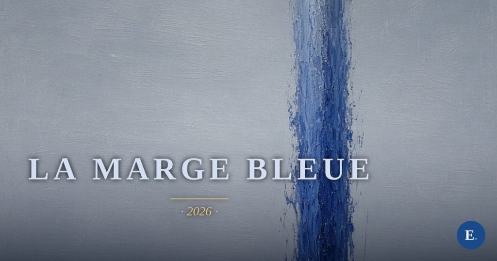 Carte-titre « La marge bleue » : peinture à l’huile, une colonne verticale d’encre grise descend dans le tiers droit du cadre et se change en bleu cobalt profond vers le bas, où elle se dénoue en filaments serrés. Le centre et la gauche restent un champ gris-bleu vide et lisse. Le titre « La marge bleue » et l’année en blanc sur la zone calme de gauche, logo E. en bas à droite.