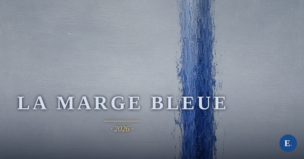 Carte-titre « La marge bleue » : peinture à l’huile, une colonne verticale d’encre grise descend dans le tiers droit du cadre et se change en bleu cobalt profond vers le bas, où elle se dénoue en filaments serrés. Le centre et la gauche restent un champ gris-bleu vide et lisse. Le titre « La marge bleue » et l’année en blanc sur la zone calme de gauche, logo E. en bas à droite.