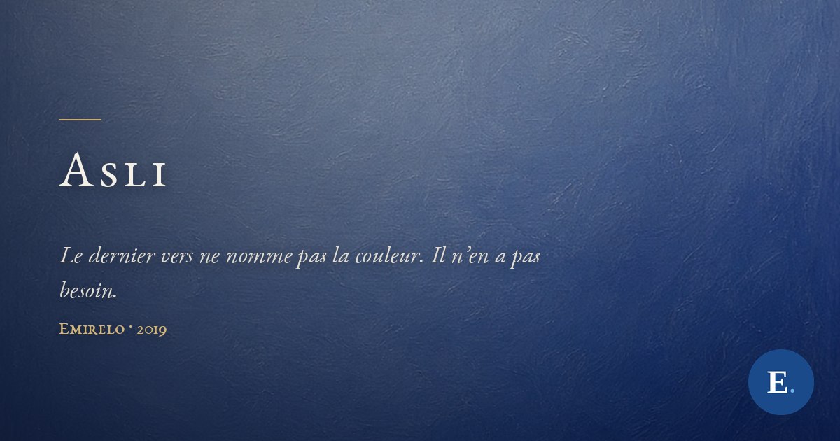 Carte-titre Emirelo : fond peint gris-bleu dégradé vers le cobalt. À gauche, sous un court filet doré, le titre « Asli » en capitales ivoire espacées ; dessous, en italique, la ligne « Le dernier vers ne nomme pas la couleur. Il n’en a pas besoin. », puis la signature « Emirelo · 2019 ». Logo E. en bas à droite.