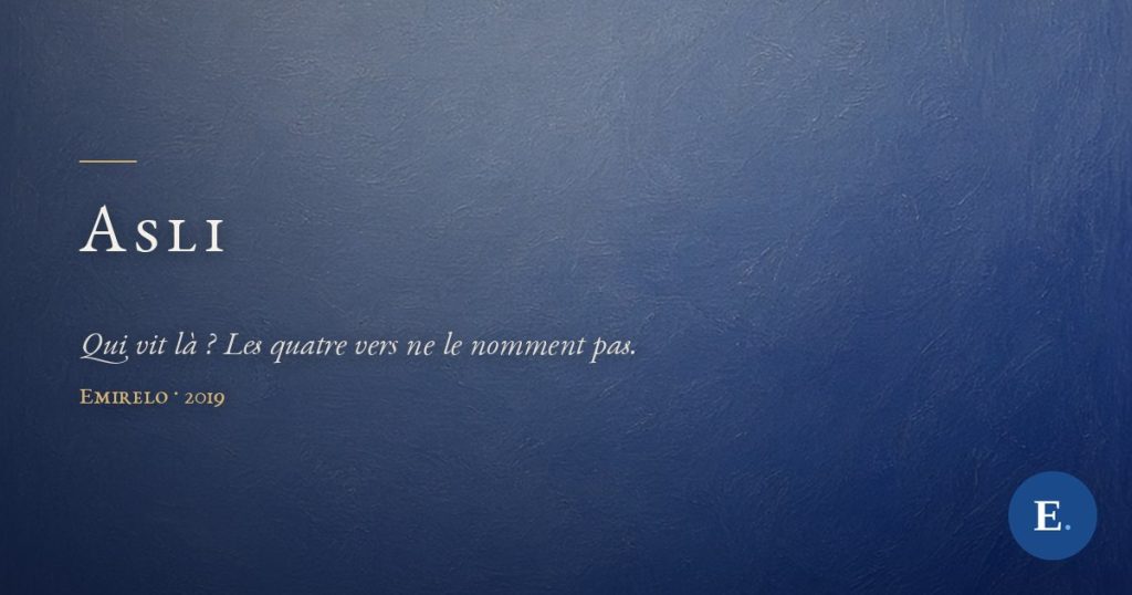 Carte-titre Emirelo : sur un fond peint gris-bleu qui s’assombrit vers le cobalt en bas à droite, le mot « Asli » en capitales ivoire espacées, ferré à gauche sous un court filet doré ; en dessous, la signature « Emirelo · 2019 ». Logo E. en bas à droite.