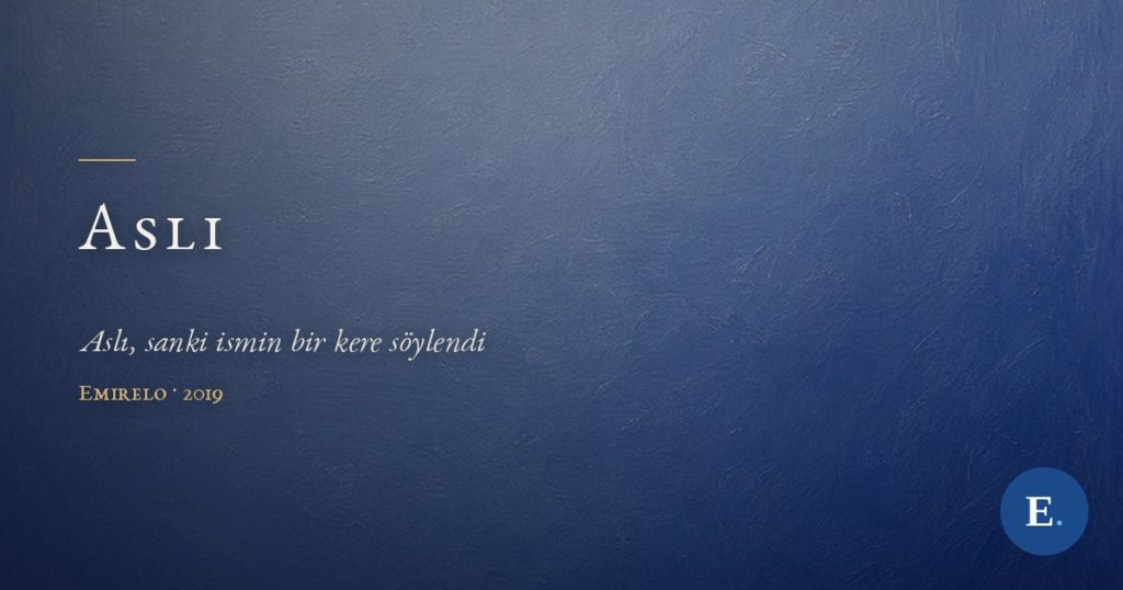 Carte-titre Emirelo : fond peint gris-bleu dégradé vers le cobalt. À gauche, sous un court filet doré, le titre « Aslı » en capitales ivoire espacées ; dessous, en italique, la ligne « Aslı, sanki ismin bir kere söylendi », puis la signature « Emirelo · 2019 ». Logo E. en bas à droite.