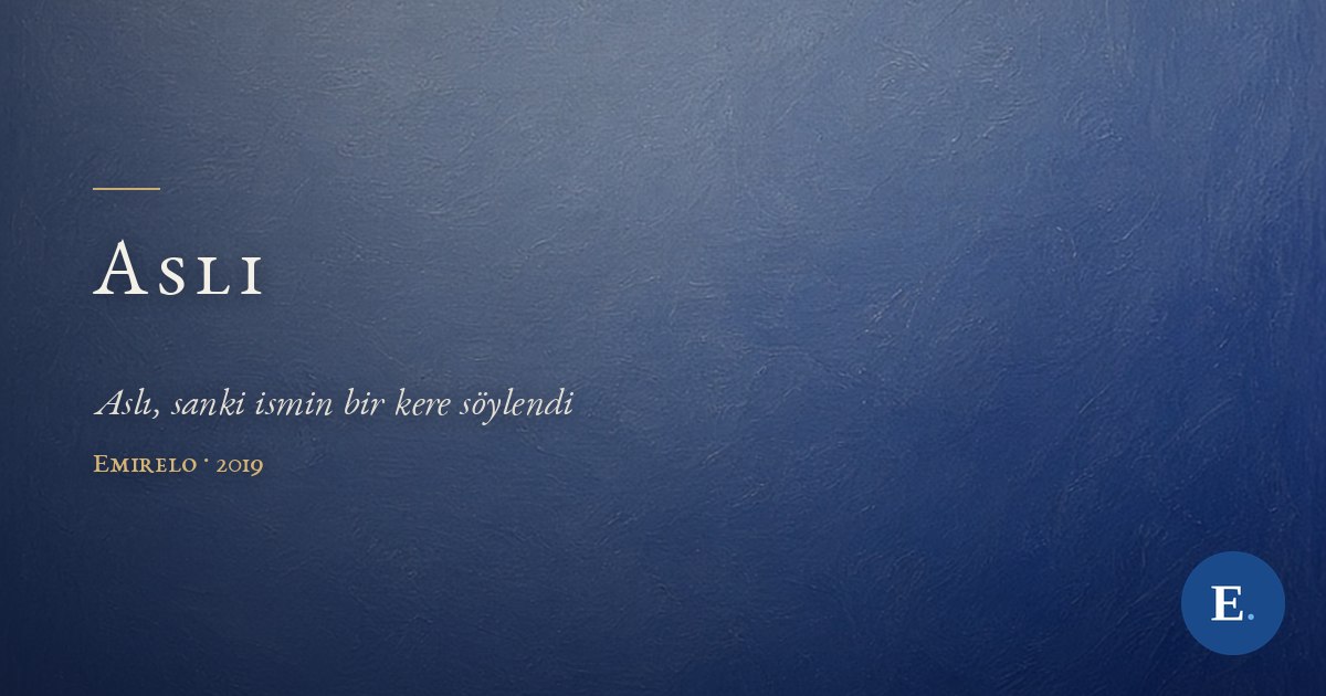 Carte-titre Emirelo : fond peint gris-bleu dégradé vers le cobalt. À gauche, sous un court filet doré, le titre « Aslı » en capitales ivoire espacées ; dessous, en italique, la ligne « Aslı, sanki ismin bir kere söylendi », puis la signature « Emirelo · 2019 ». Logo E. en bas à droite.