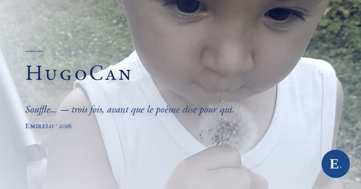 Carte-titre Emirelo : photographie étalonnée en gris-bleu clair, un très jeune enfant soufflant sur une aigrette de pissenlit tenue juste sous sa bouche. Titre « HUGOCAN » en bleu nuit, signature Emirelo 2016, logo E. en bas à droite.