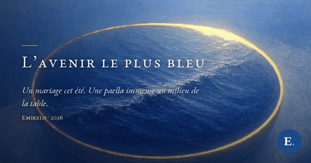 Carte-titre Emirelo : un grand plat rond pose sur une table de pierre, empli d'une veritable mer ou une vague cobalt se creuse, le bord cerne d'un mince filet d'or. Le titre « L'avenir le plus bleu » en petites capitales claires a gauche ; logo E. en bas a droite.