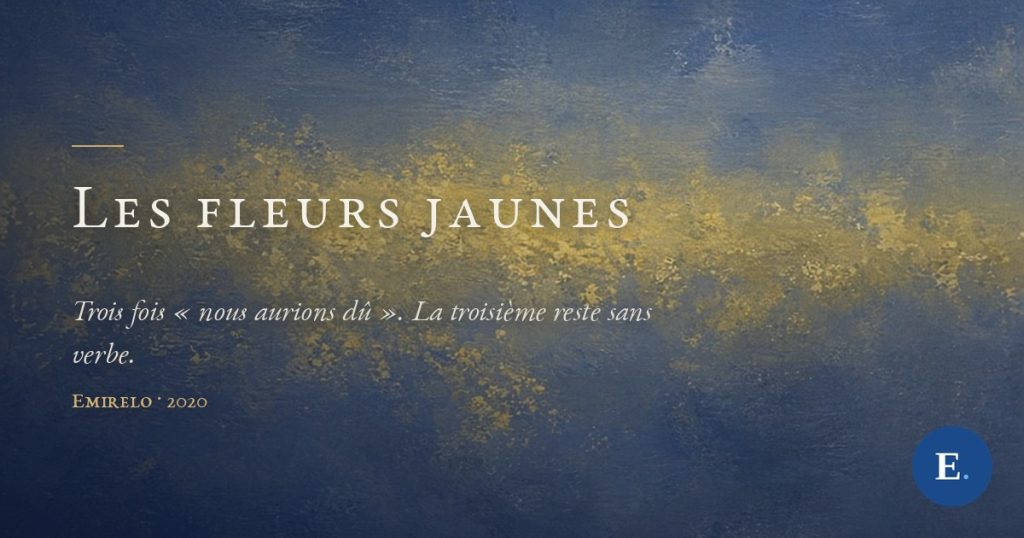 Carte-titre Emirelo : peinture a l'huile abstraite, un champ de lumiere jaune pale noye dans une brume bleu gris profonde, la couleur chaude ne survivant qu'en une bande douce a mi-hauteur. Le titre « Les fleurs jaunes » en petites capitales claires a gauche, sous un court filet d'or ; logo E. en bas a droite.