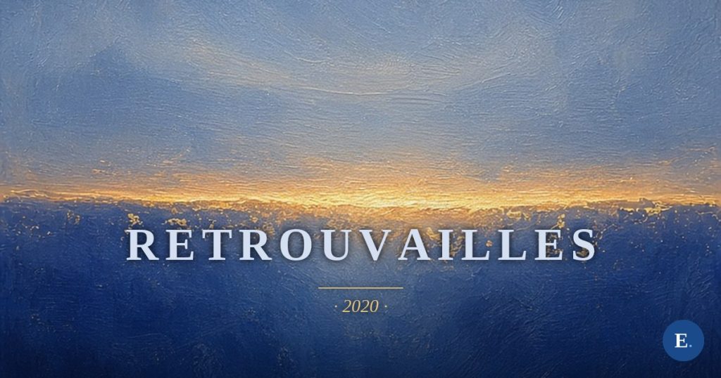 Carte-titre Emirelo : peinture à l’huile, un ciel bleu gris nuageux au-dessus d’une longue ligne d’horizon dorée et lumineuse, et sous elle une vaste étendue d’outremer profond aux touches de pinceau visibles. Au centre, le titre « Retrouvailles » et l’année 2020 en lettres claires. Logo E. en bas à droite.