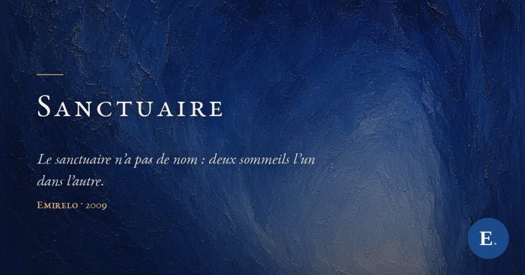 Carte-titre Emirelo : fond peint a l'huile, bleu outremer profond traverse en son milieu par une bande de lumiere qui passe de l'or au bleu, ou deux voiles de clarte s'enroulent l'un dans l'autre, sans figure ni visage. Le titre « Sanctuaire » en petites capitales claires a gauche ; logo E. en bas a droite.