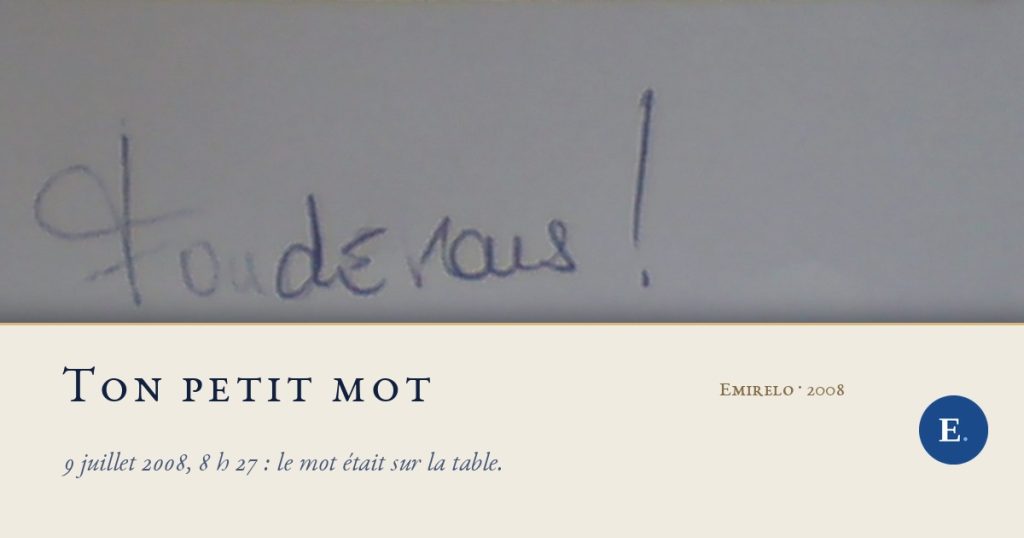 Carte Emirelo : photographie d'un petit mot manuscrit — une bande de papier blanc sur laquelle on lit, tracé à l'encre bleue, « Fou de vous ! ». Le papier est détouré, posé légèrement de biais avec une marge ivoire, sur un fond bleu nuit. Titre « Ton petit mot » en petites capitales, mention « Petit mot du matin · 2008 ».