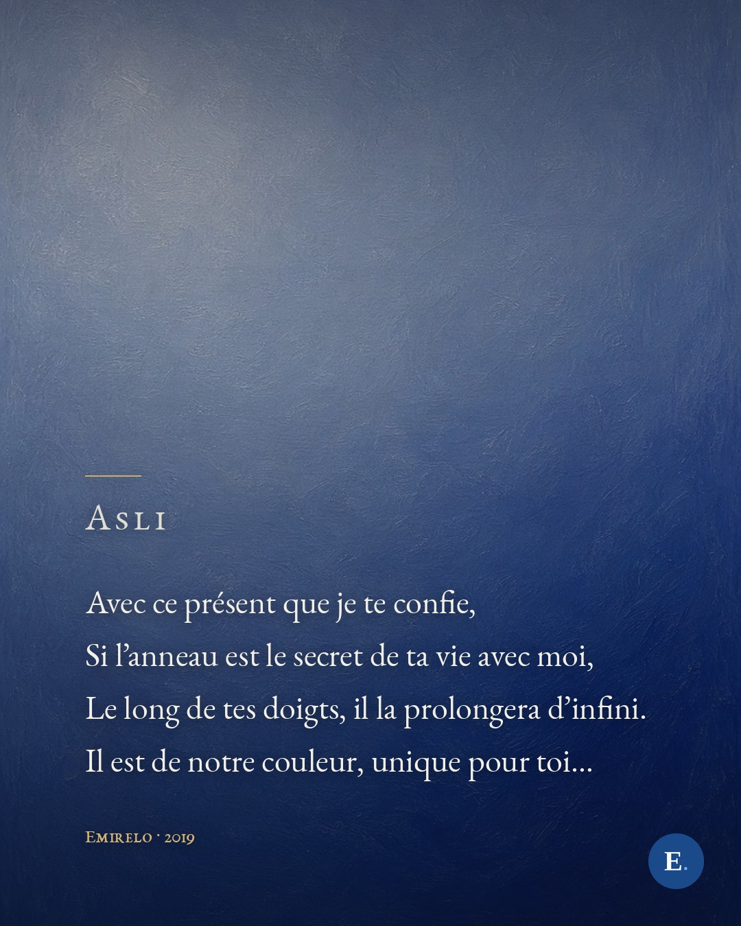 Carte Emirelo : le quatrain « Asli » gravé en ivoire sur le fond peint gris-bleu des acrostiches, les quatre vers ferrés à gauche sous le titre et son filet doré ; signature « Emirelo · 2019 » en bas à gauche, logo E. en bas à droite.