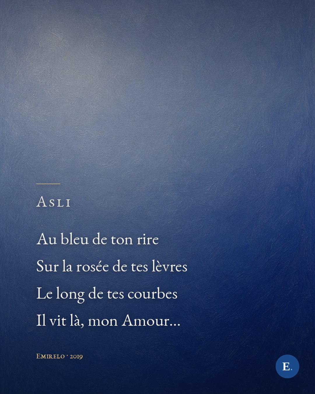 Carte Emirelo : le quatrain « Asli » gravé en ivoire sur le fond peint gris-bleu des acrostiches, les quatre vers ferrés à gauche sous le titre et son filet doré ; signature « Emirelo · 2019 » en bas à gauche, logo E. en bas à droite.