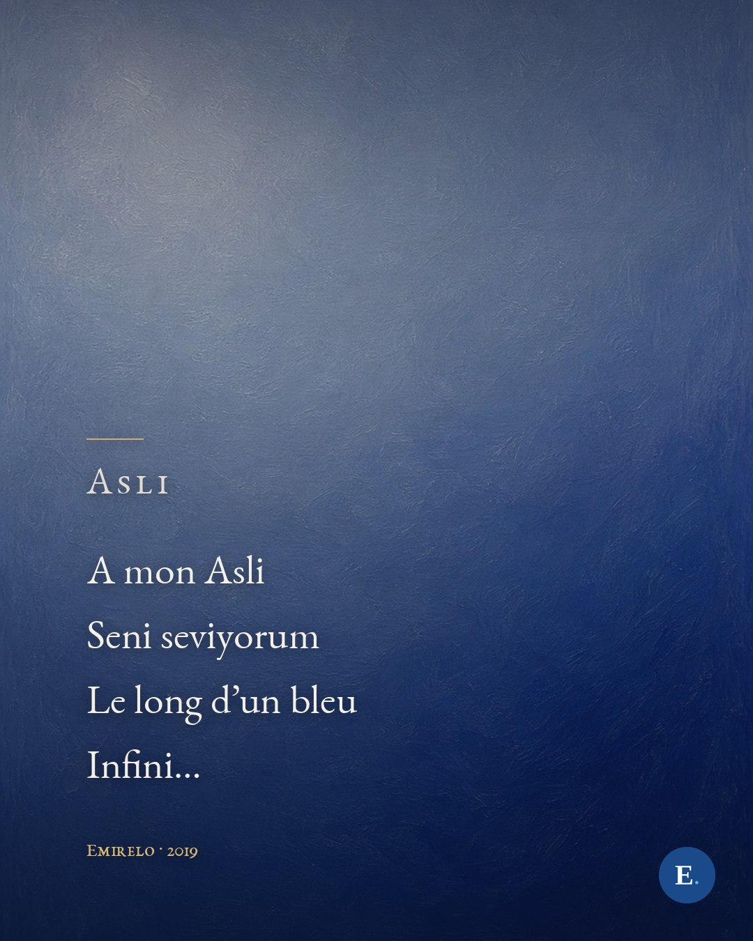 Carte Emirelo : le quatrain « Asli » gravé en ivoire sur le fond peint gris-bleu des acrostiches, les quatre vers ferrés à gauche sous le titre et son filet doré ; signature « Emirelo · 2019 » en bas à gauche, logo E. en bas à droite.