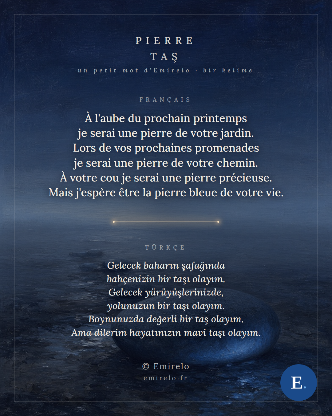 Carte bleue : une pierre lisse posee sur la terre mouillee, a l'aube. Le titre PIERRE et TAS en capitales claires, le poeme en francais puis en turc.