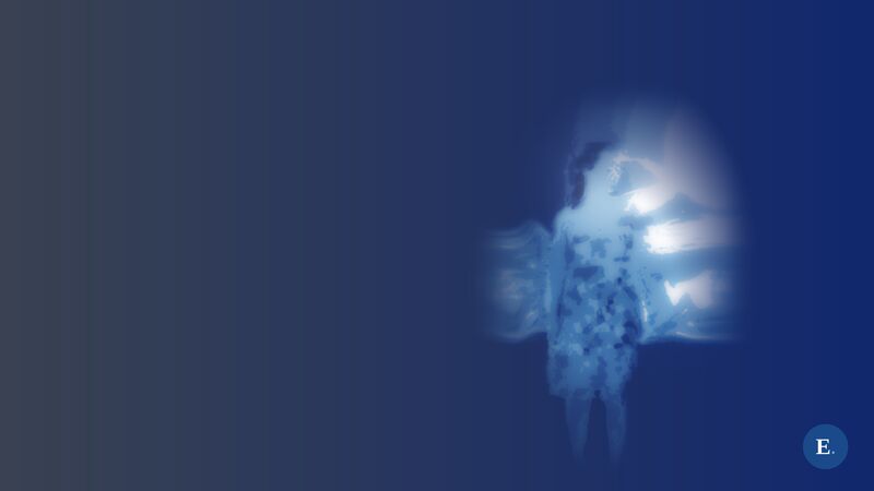 Lya, silhouette de lumière sur fond bleu.