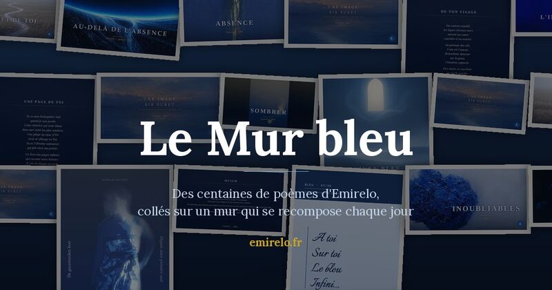 Le Mur bleu : des affiches de poèmes collées sur un mur.