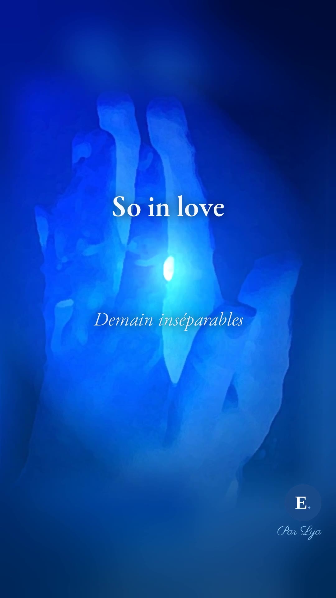 So in love, Emirelo, chante par Lya : deux mains jointes en bleu