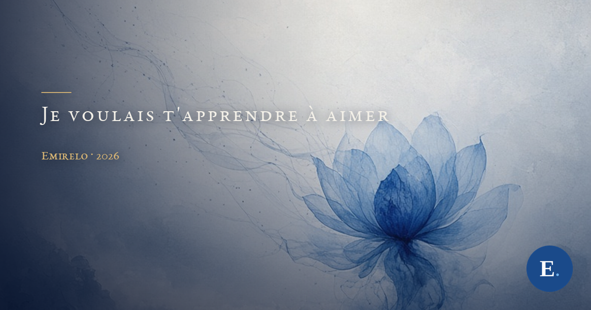 Carte titre Emirelo : une peinture aquarellée, brume gris-bleu lumineuse. Une grande fleur de lotus bleue translucide s'ouvre à droite, ses pétales en encre bleue ; de fines traînées d'encre et de poussière s'envolent vers le haut à gauche. Le titre « JE VOULAIS T'APPRENDRE À AIMER » en capitales claires espacées à gauche, un court filet doré au-dessus, et « Emirelo · 2026 » en petites capitales dorées dessous. Logo E. dans un rond bleu, en bas à droite.