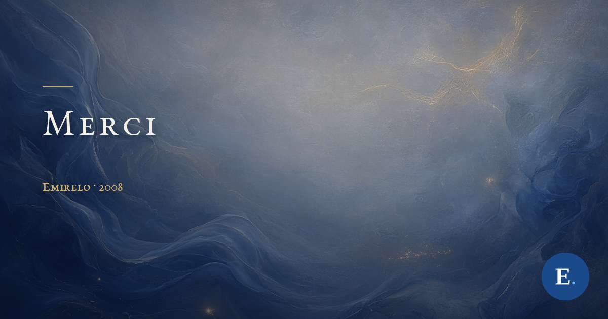 Carte titre Emirelo : une peinture texturée, bleu nuit profond et brume grise. Des plis d'une soie bleue translucide ondulent à gauche et en bas, de fins filets dorés scintillent en haut à droite, quelques minuscules lumières brillent dans la nuit. Le titre « MERCI » en capitales claires à gauche, un court filet doré au-dessus, et « Emirelo · 2008 » en petites capitales dorées dessous. Logo E. dans un rond bleu, en bas à droite.