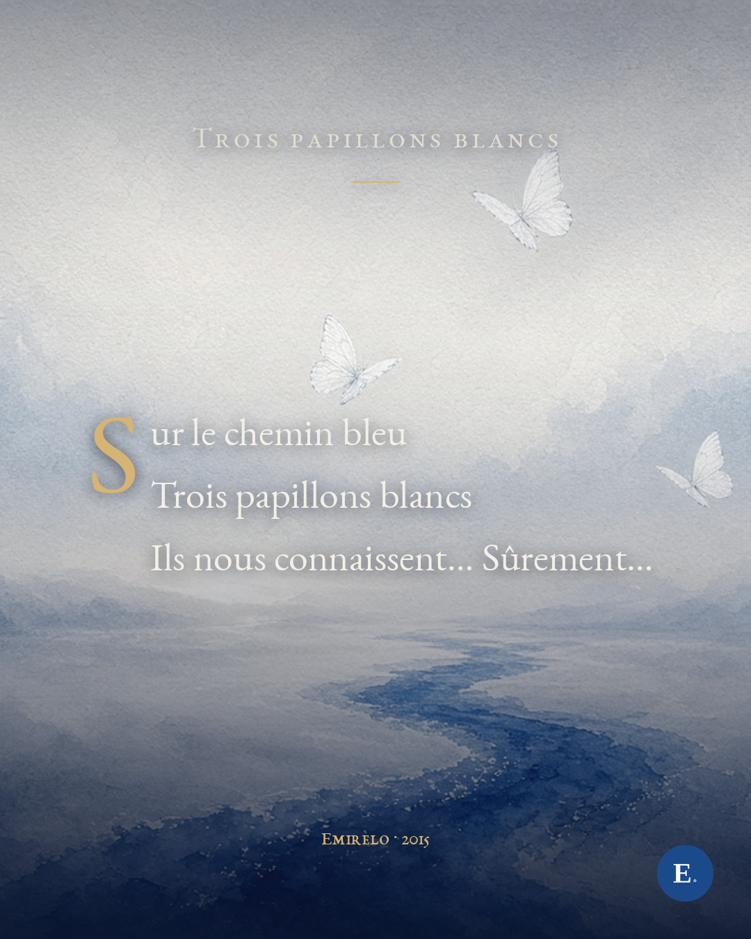 Carte du poème « Trois papillons blancs » (Emirelo, 2015), fond peint gris-bleu : un chemin bleu dans la brume et trois papillons blancs. Texte : Sur le chemin bleu / Trois papillons blancs / Ils nous connaissent… Sûrement…