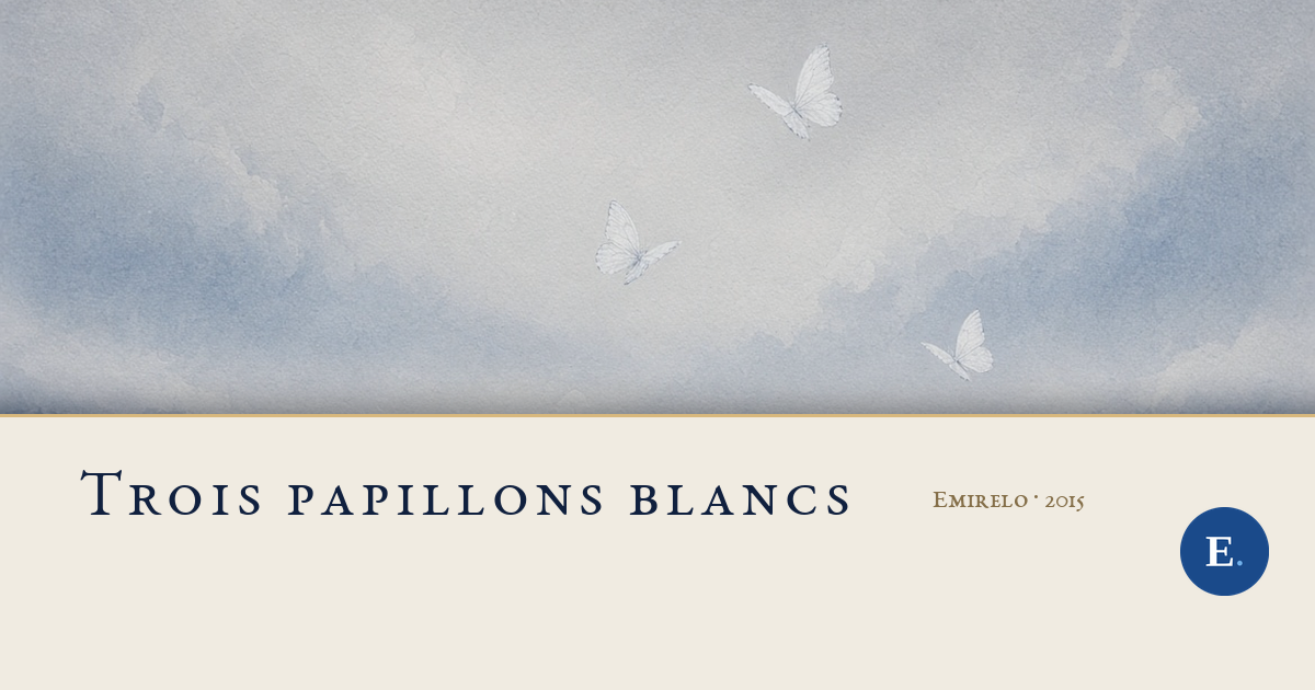 Carte titre Emirelo : aquarelle de brume gris-bleu avec trois papillons blancs ; en dessous, sur un bandeau de papier ivoire, le titre « Trois papillons blancs », Emirelo 2015, logo E. en bas à droite.