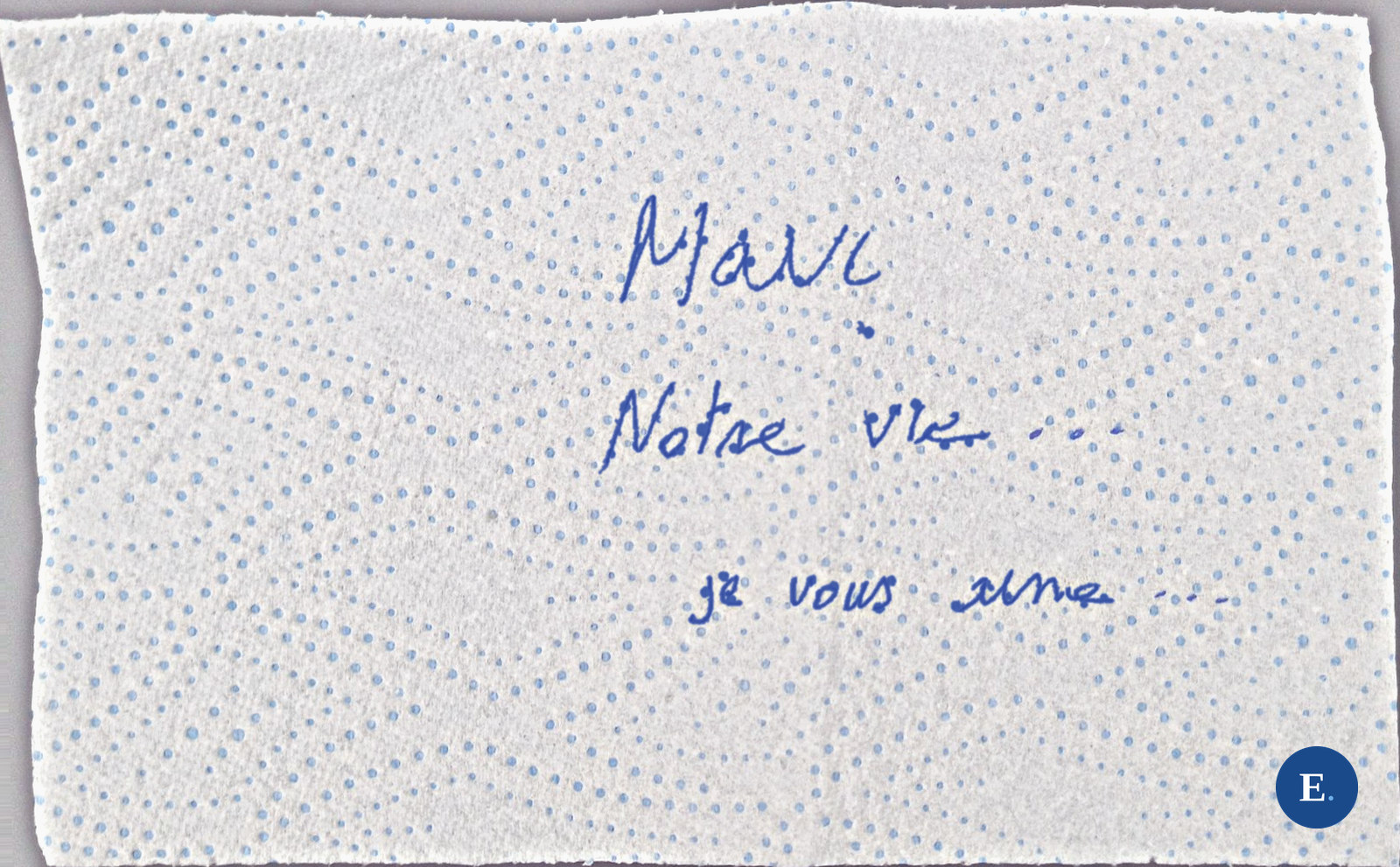Manuscrit à l'encre bleue sur une serviette en papier à petits pois bleus : « Mavi », puis « Notre vie… », puis « je vous aime… ».