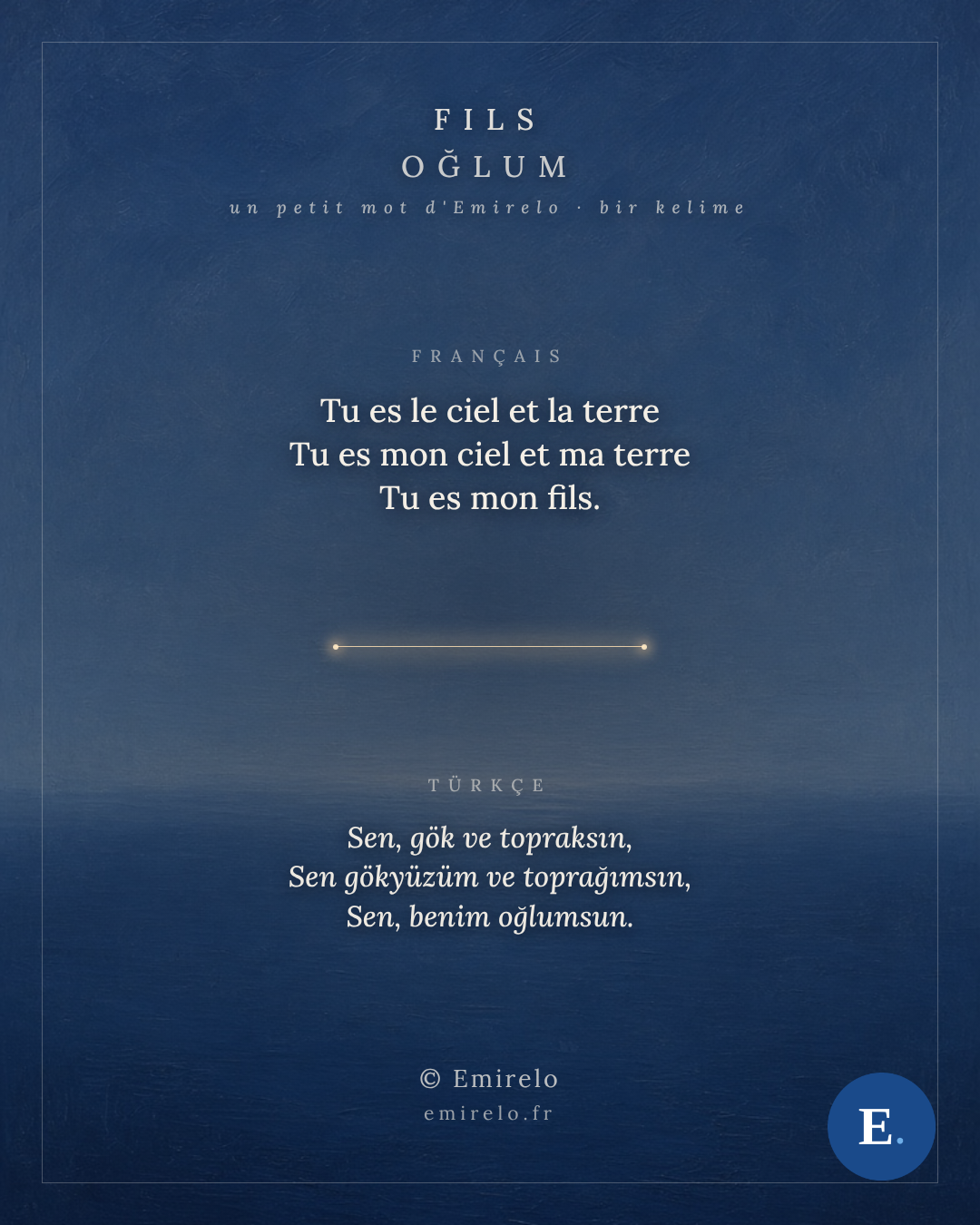 Carte du poeme Fils / Oglum : un ciel bleu nuit au-dessus d'une terre sombre, le poeme en francais et en turc.